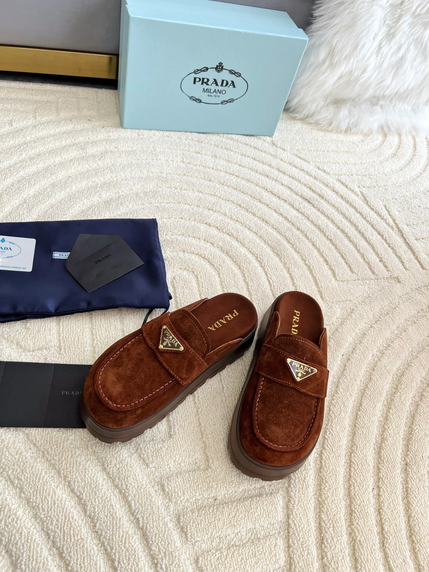 👟👟Ex-factory price 440👟👟 Prada/Prada 25ss summer new couple's beach thick-soled Birkenstock sandals. This shoe style is really a classic design that will not go out of style and is in line with everyone's current pursuit of comfortable and healthy wearing concepts. It is regarded by many domestic and foreign celebrities and fashionistas as an important choice for daily slippers. ✔Upper: imported super soft sheepskin ✔Inner lining: imported sheepskin ✔Hardware: Original molded split hardware ✔Outsole: Ultra-light, wear-resistant and non-slip foam sole ✔Number of yards: 35~40 (custom-made 40 pieces are non-refundable)